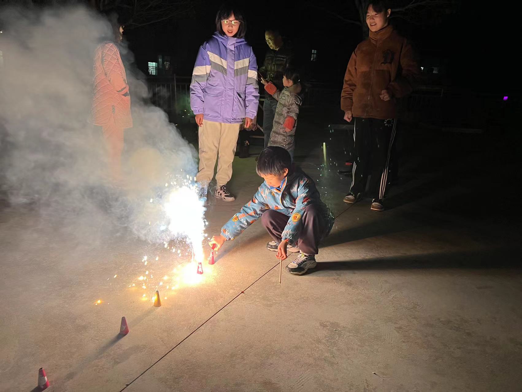 新春万象录｜新烟花、特别红：厂家感叹“仓库被搬空”